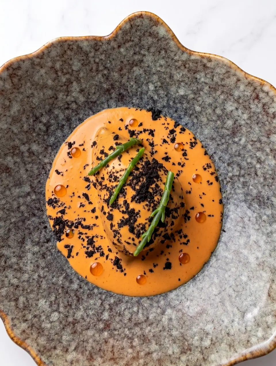 Piquillo relleno de bacalao y gazpachuelo de ají colorado